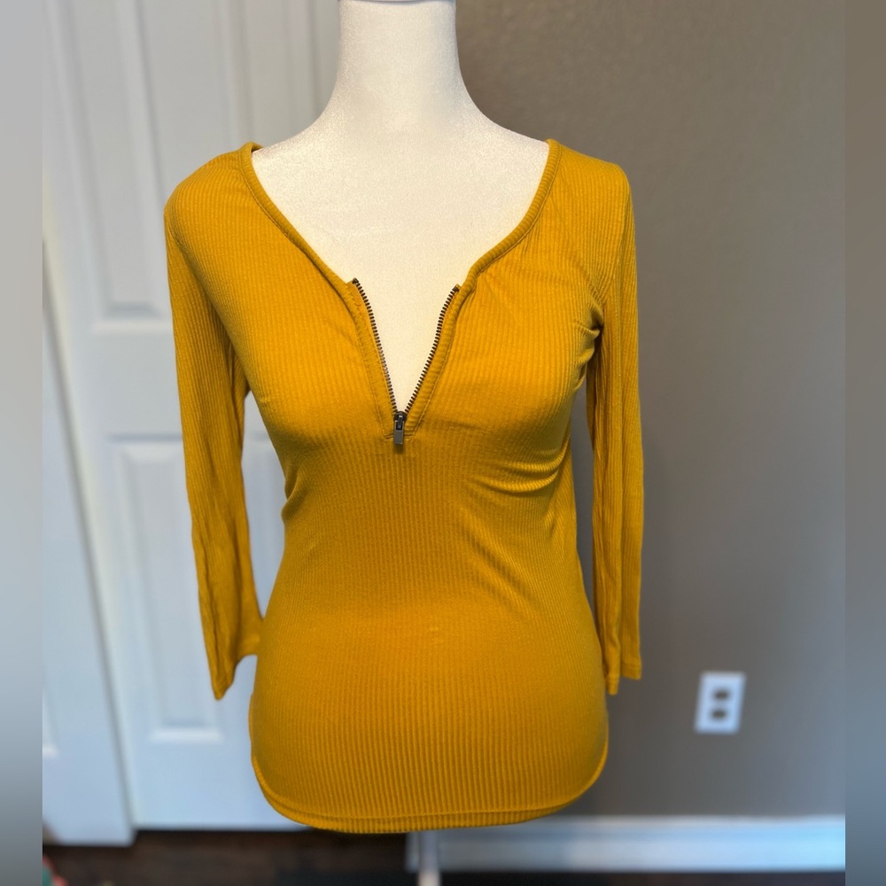 Express Women’s Long Sleeve
Size: S/P